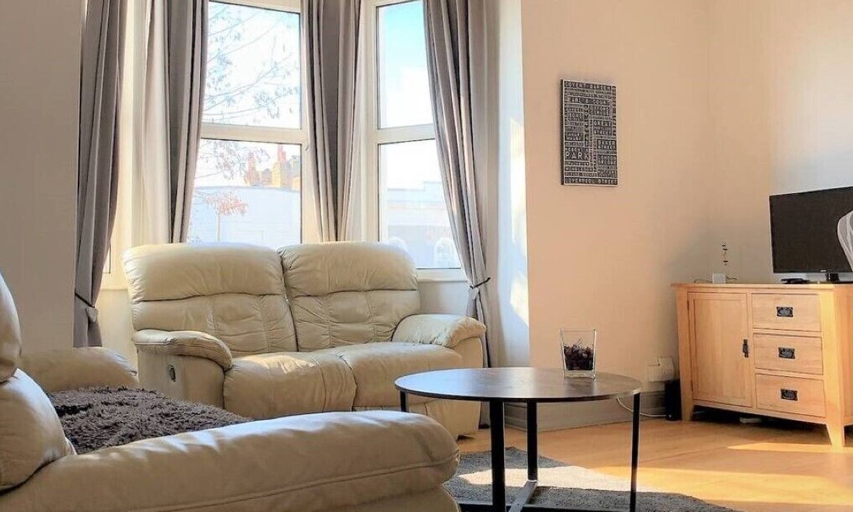 Glyndon Apartment | Spacious Bright Modern 2 Bedroom Split Level Flat