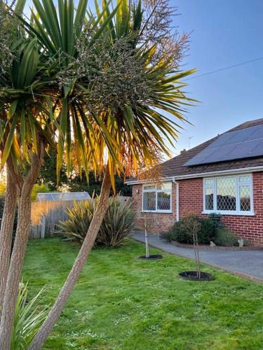 Bexhill-on-Sea Apartment | Spacious bungalow Air con & Wi-fi