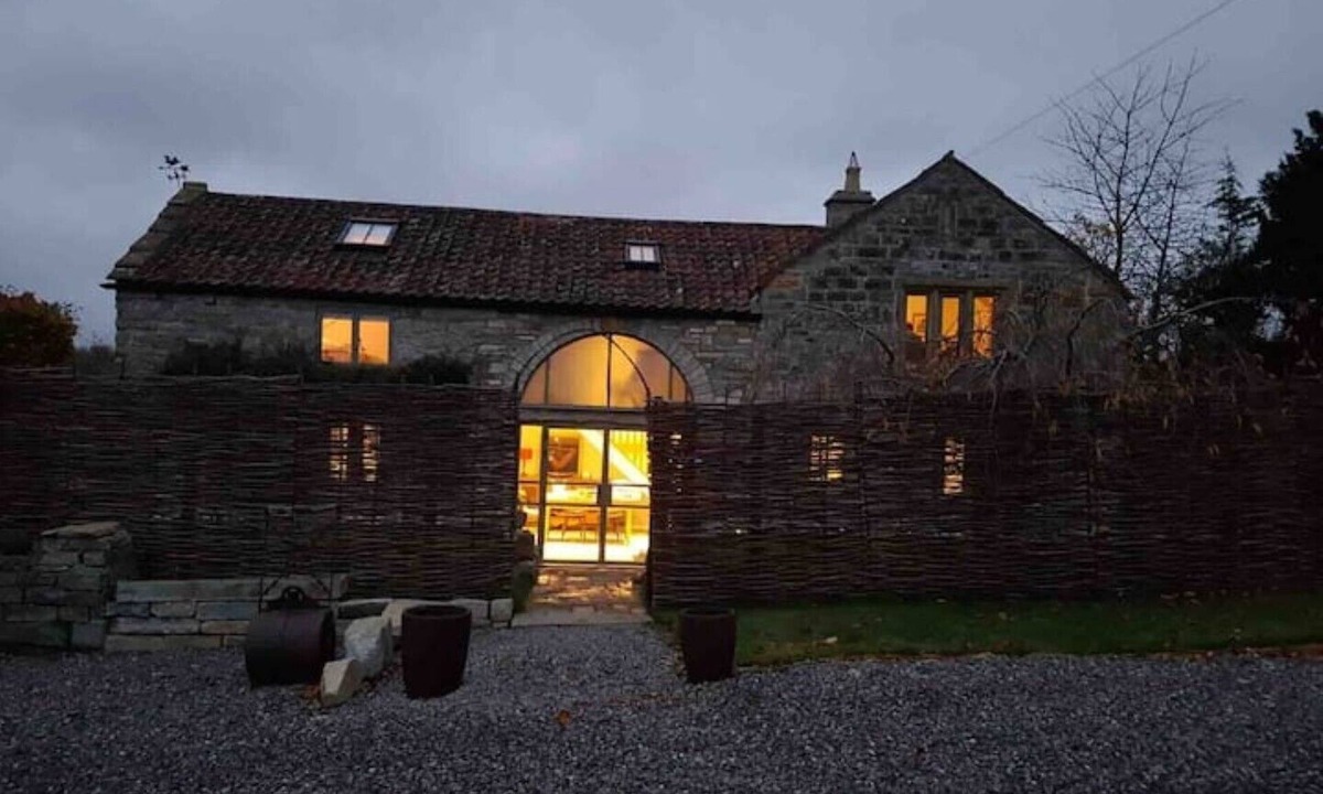 Muchelney House | Spacious Character Barn, sleeps 4, <10mins walk to fab dining pub