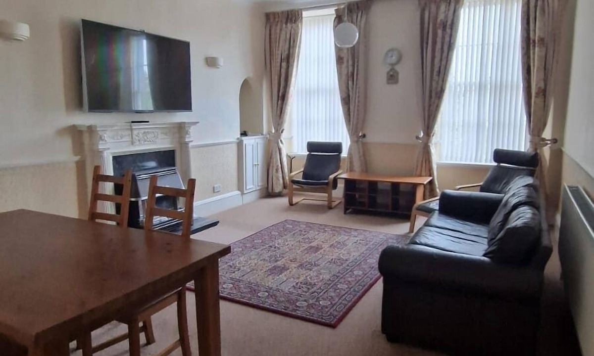 Old Town Apartment | Spacious Clean Central Near Train Stn & University