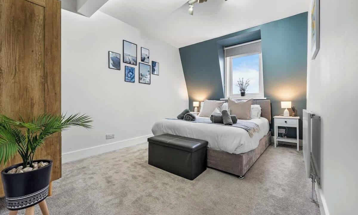 Portsmouth Condo | Spacious Condo w/City View & Free Parking