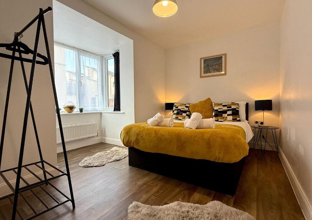 Oadby House | Spacious Contractors friendly 4Bed Home, Wi-Fi, Parking & Long Stays Savings