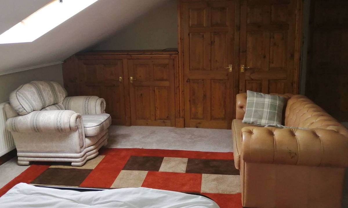 Basildon House | Spacious Deluxe Room (Ensuite) in a House