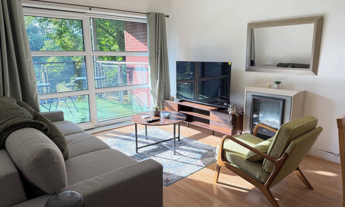 Manchester Apartment | Spacious Didsbury Stay | Sleeps 6 | Free Parking