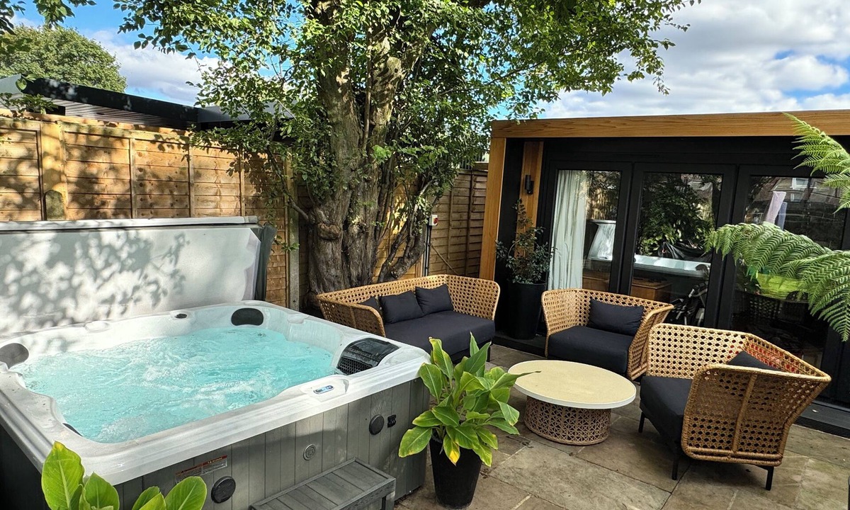 Norbiton House | Spacious and modern 4 bed with hot tub and large garden.