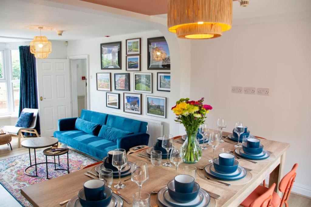 Pontrilas House | Spacious Home, Walk to City Centre & Free Parking