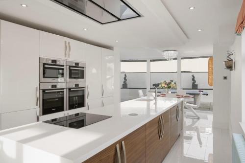Dawlish House | Spacious House - Pool Games Room Private Parking