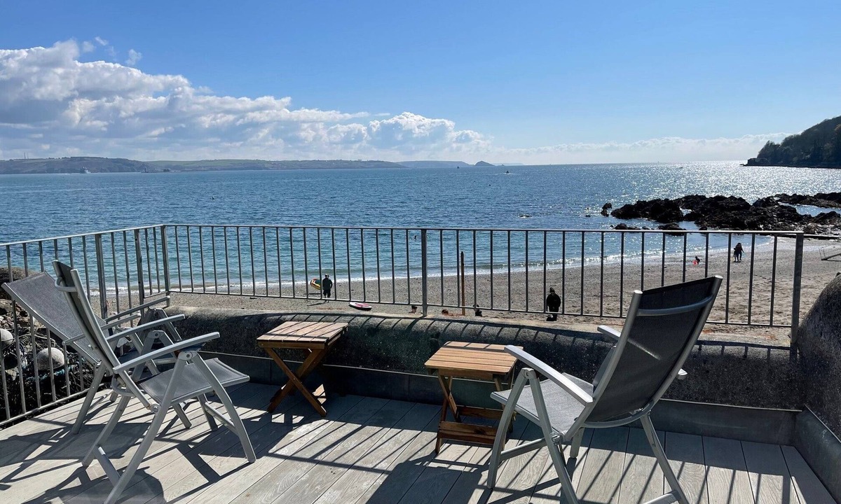 Cawsand House | Spacious light cosy beach front house with balcony overlooking the sea