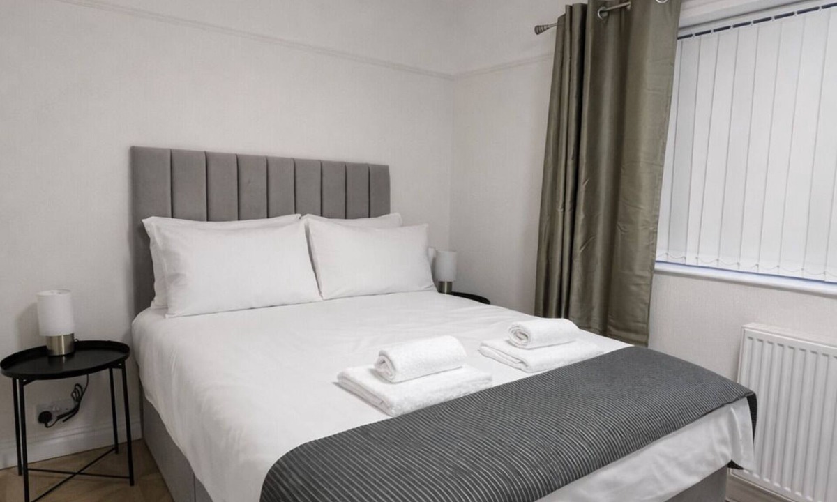 Bury Apartment | Spacious & Modern 2BR Flat in Bury Town Centre