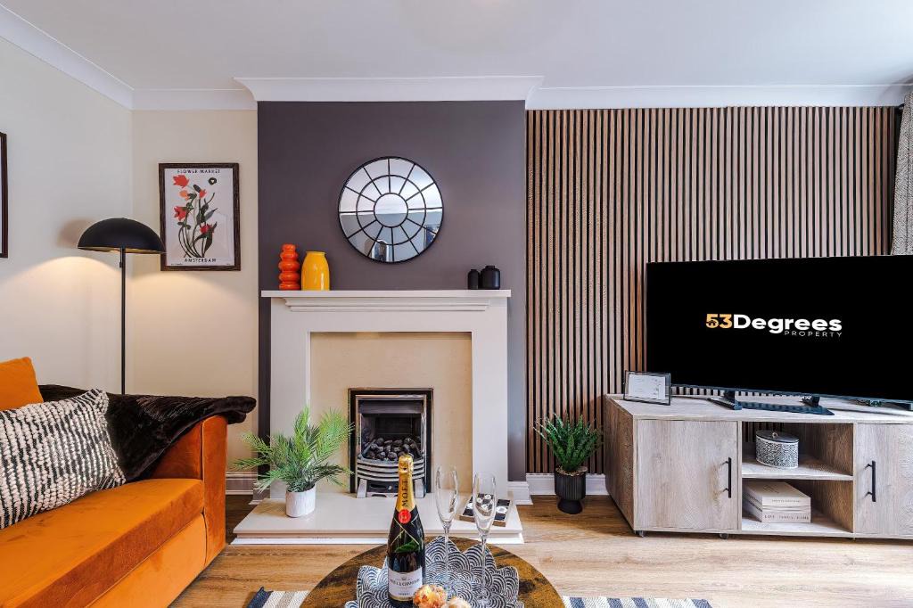 Northwich House | Spacious & Modern 4 Bed in Northwich with FREE Parking by 53 Degrees Property