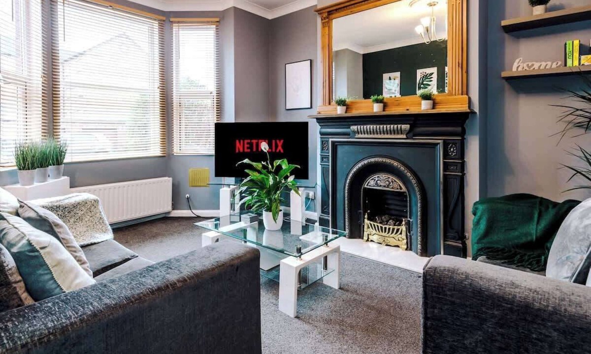 Hoole House | Spacious Modern Chester Home - Great Location