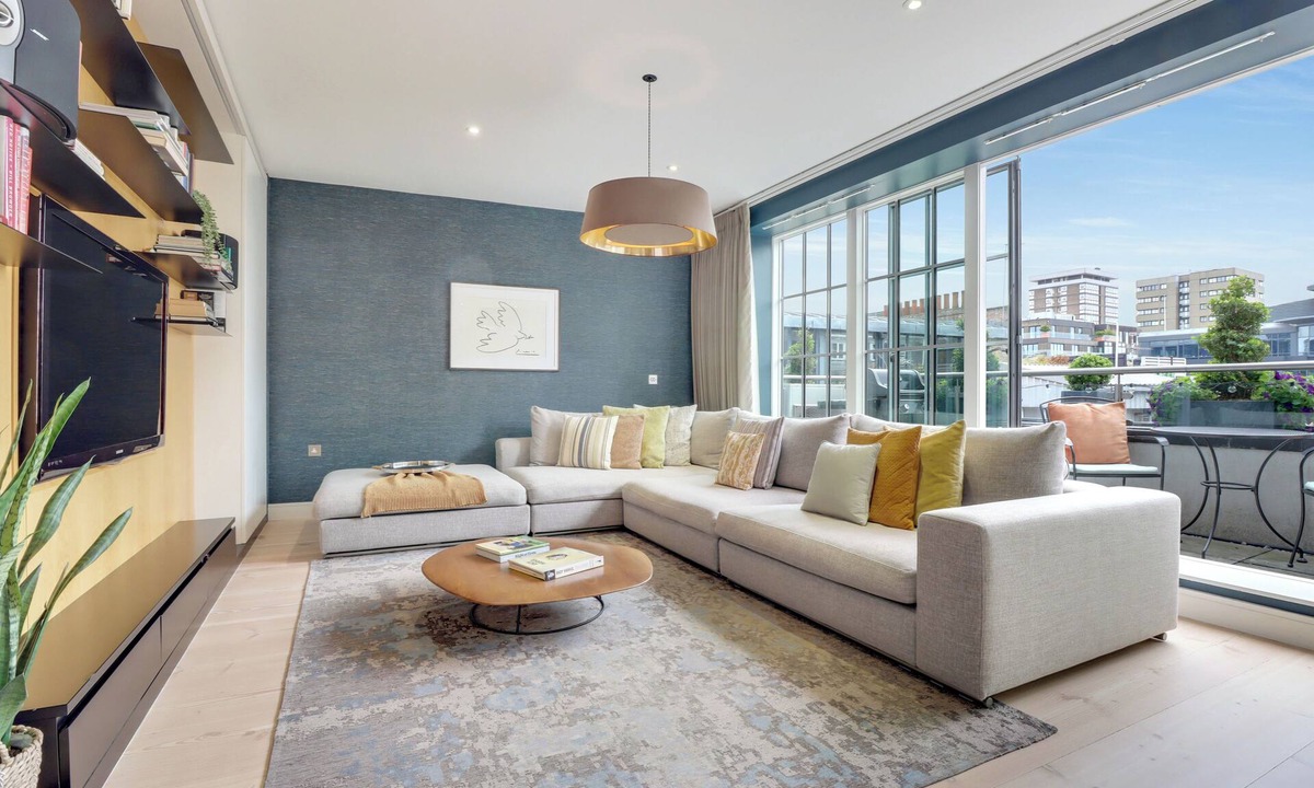 Soho Apartment | Spacious Modern Designer Soho Flat with AirCon, 24 Hour Concierge and Terrace
