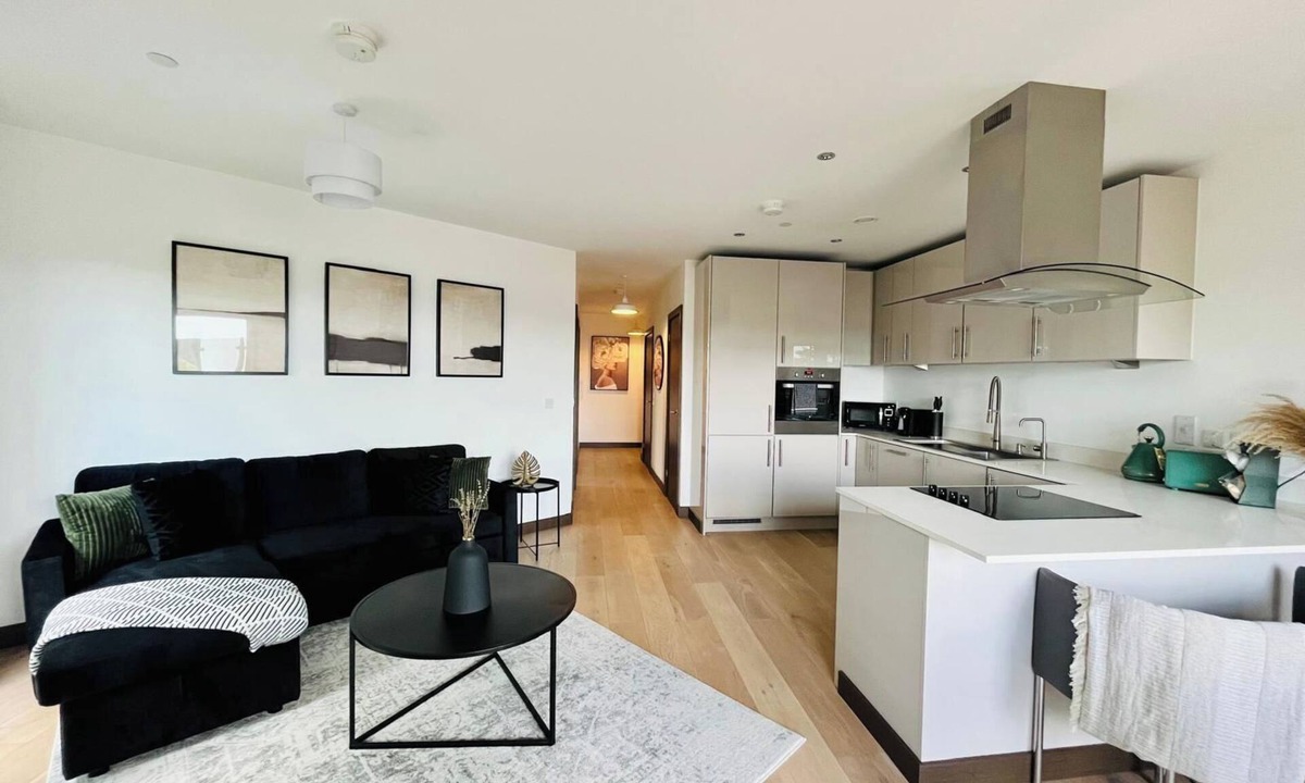 Maidstone Apartment | Spacious Modern Flat | Balcony, Free Parking | 3min City Centre
