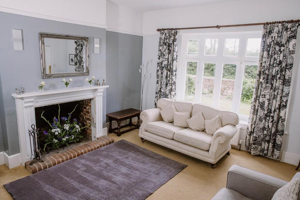 Beaulieu House | Spacious New Forest Farmhouse with Garden
