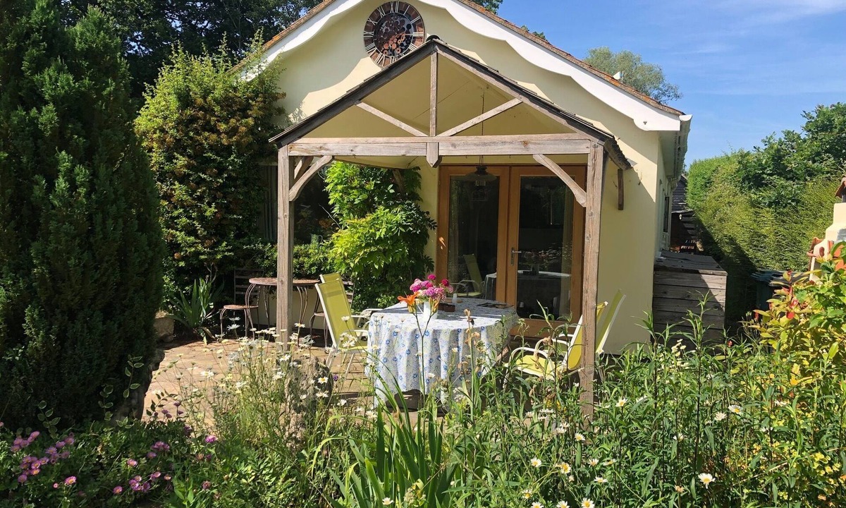 Diss House | Spacious & pet friendly - wifi, gardens, parking, sleeps 2 (available May-Oct)