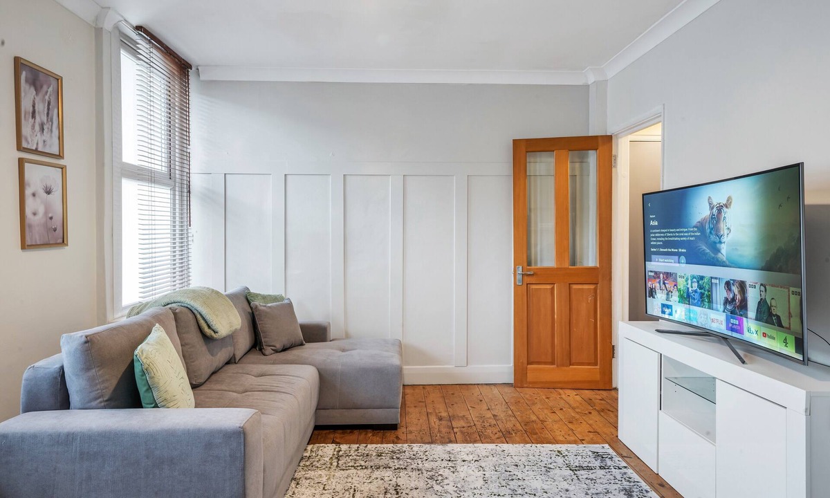 Dartford Apartment | Spacious Private Apartment in Central Dartford with Free Parking. TFL Zone 6