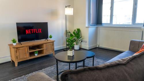 Oadby House | Spacious Private Home Sleeps 5 Garden & Parking