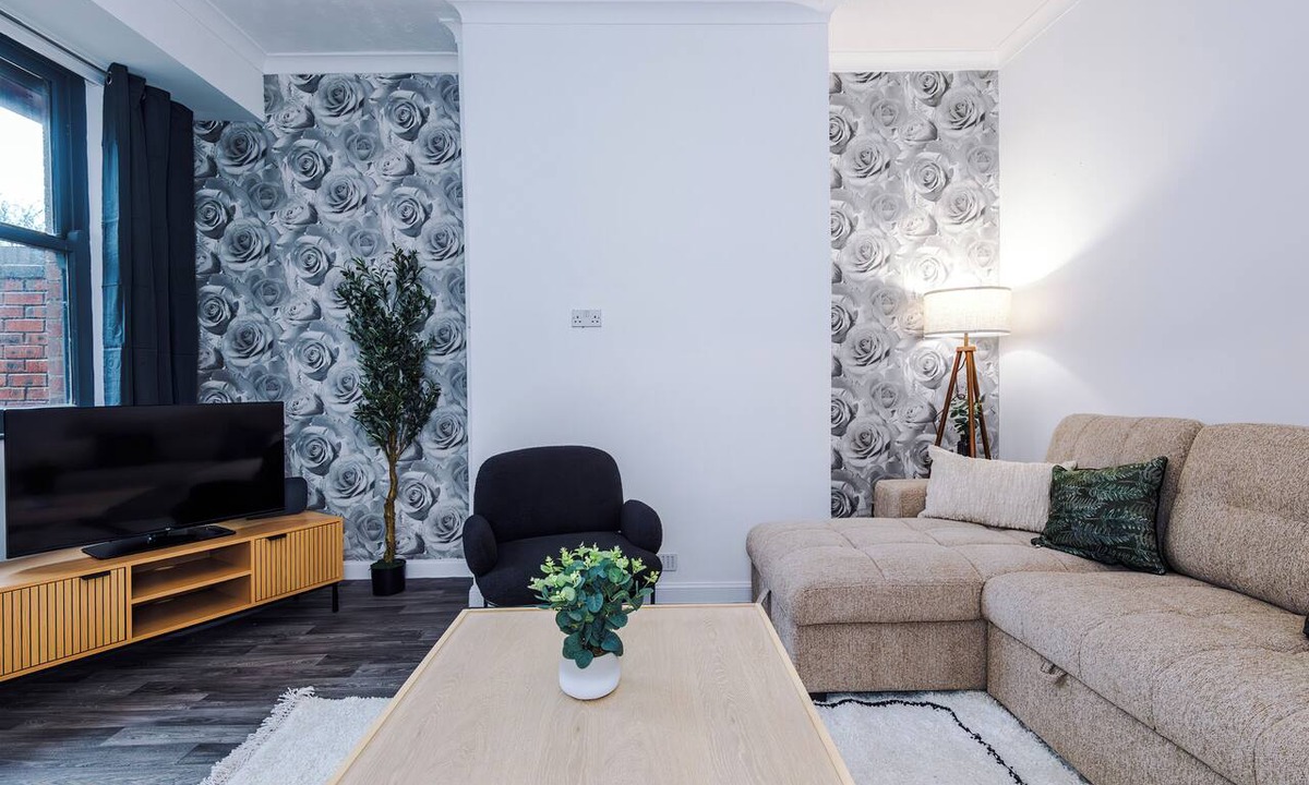 Newton-le-Willows House | Spacious Relocation Home | 4 Bedroom | Sleeps 8