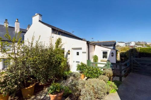 Cark House | Spacious & relaxing cottage stay with free parking