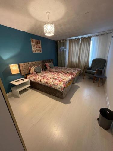 Cribbs Causeway House | Spacious Room