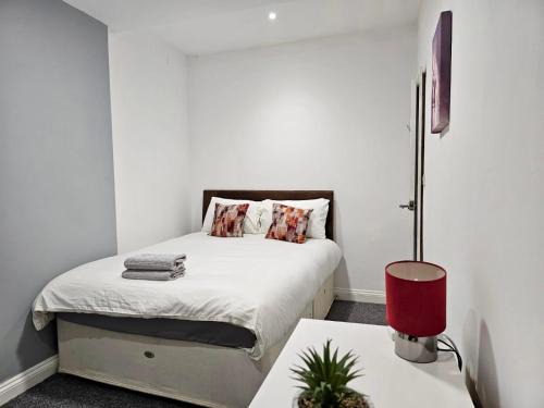 Saint Paul's House | Spacious room with private living room