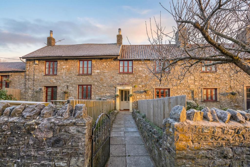 Kewstoke House | Spacious-Rustic Cottage-Dog Friendly-w log burner