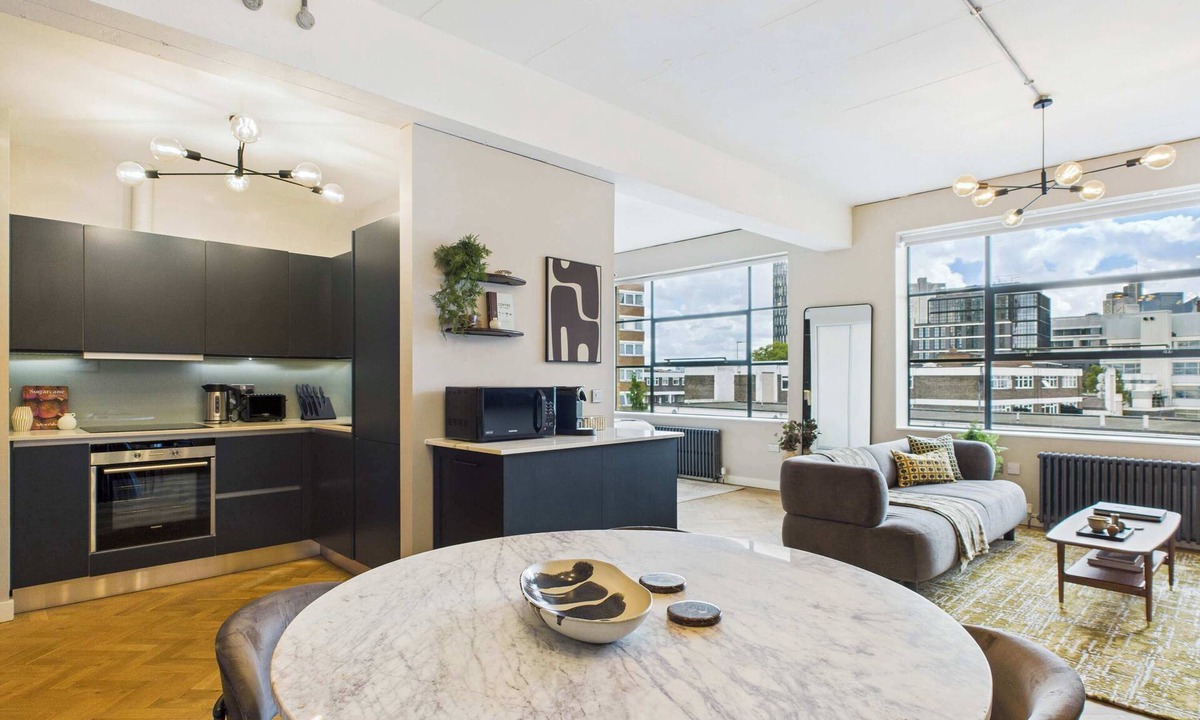 Hoxton Apartment | Spacious Studio Apartment by Tech City