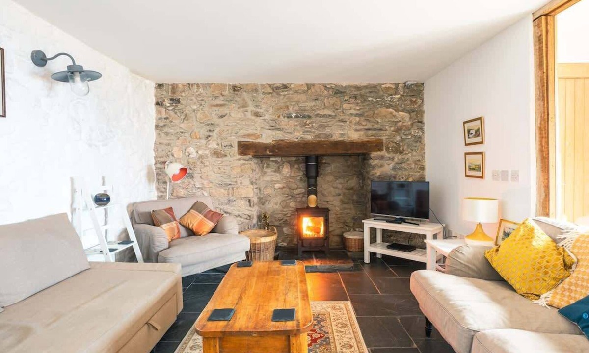 St Davids House | St Davids Hideaway with Roll-top Bath & Log Burner