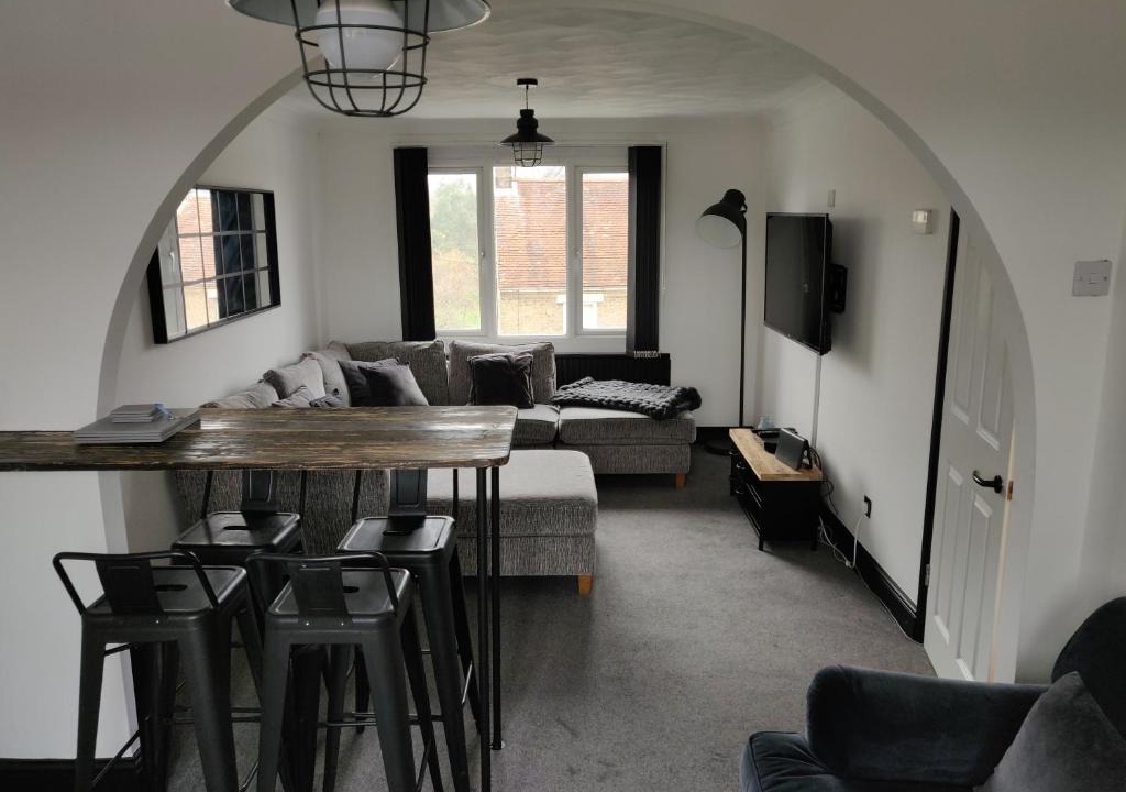 St Neots Apartment | St Neots Riverside Park 1-Bed Top-Floor Apartment