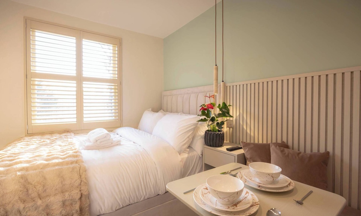 Little Venice Apartment | Standard Studio 7 at The Orange Door Little Venice