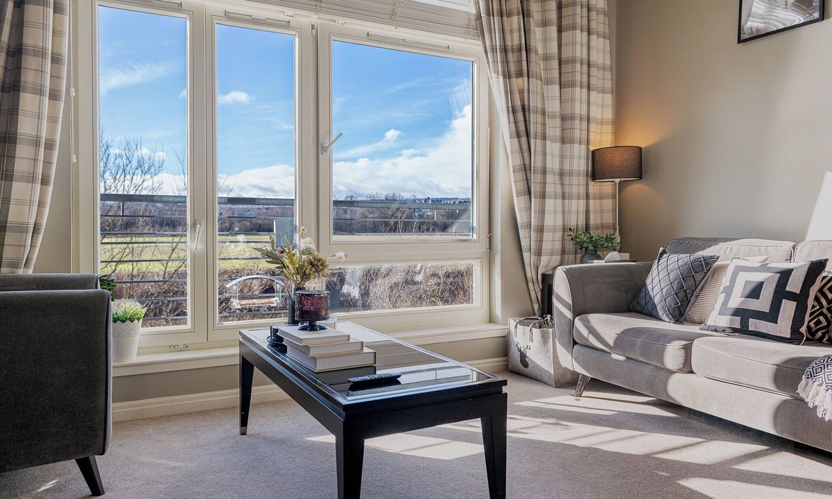 Tillicoultry Apartment | Stirling Riverview Apartment - Views of Stirling Castle & The Wallace Monument.