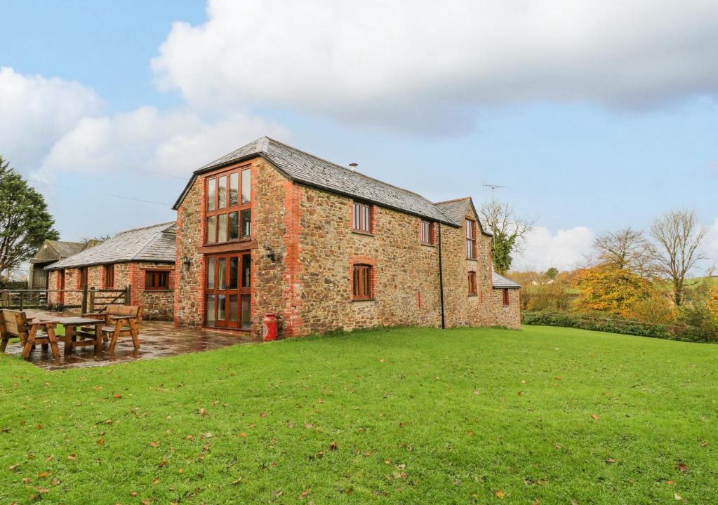 Clawton House | Stone Barn