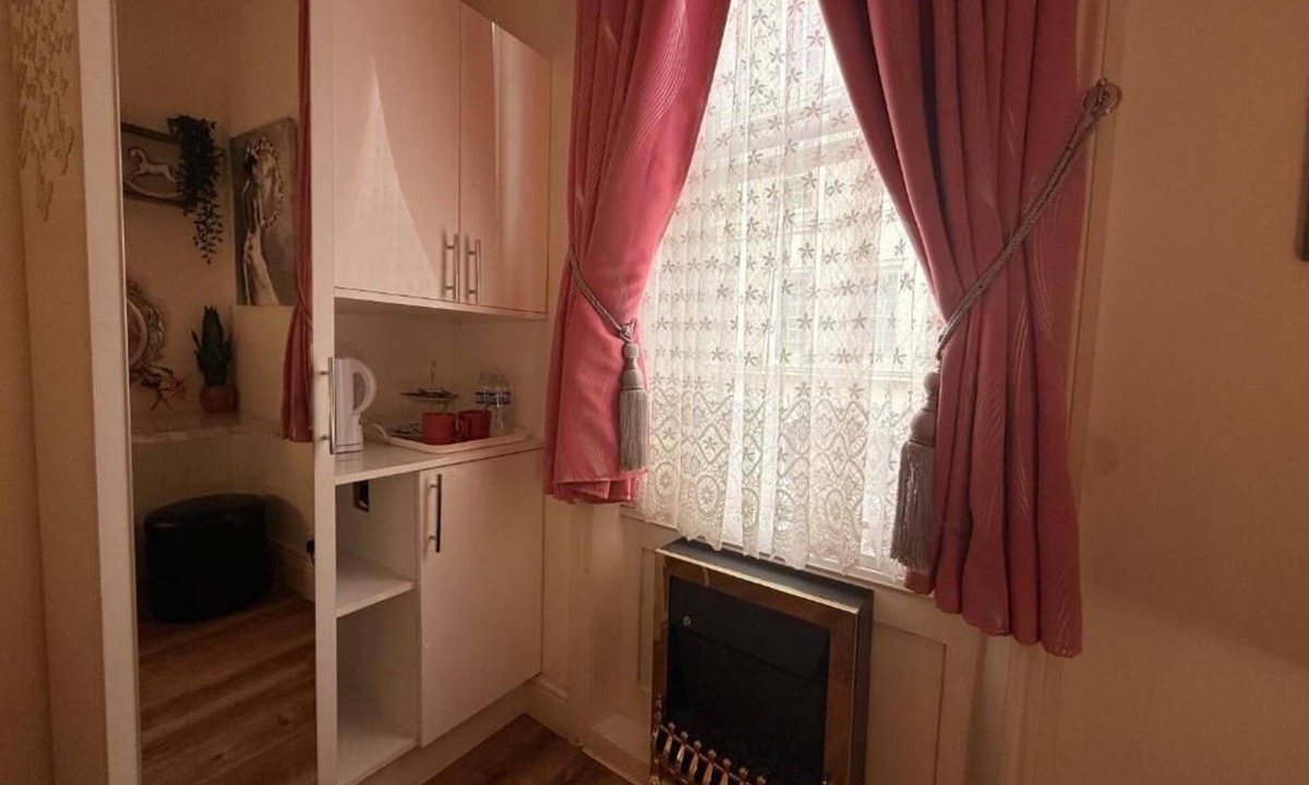 Chinatown Apartment | Studio/Deluxe double room with shower/3