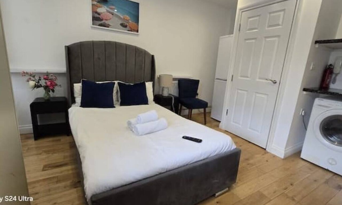 Camden Town with Primrose Hill Apartment | Studio Flat 4 in Camden Parkway