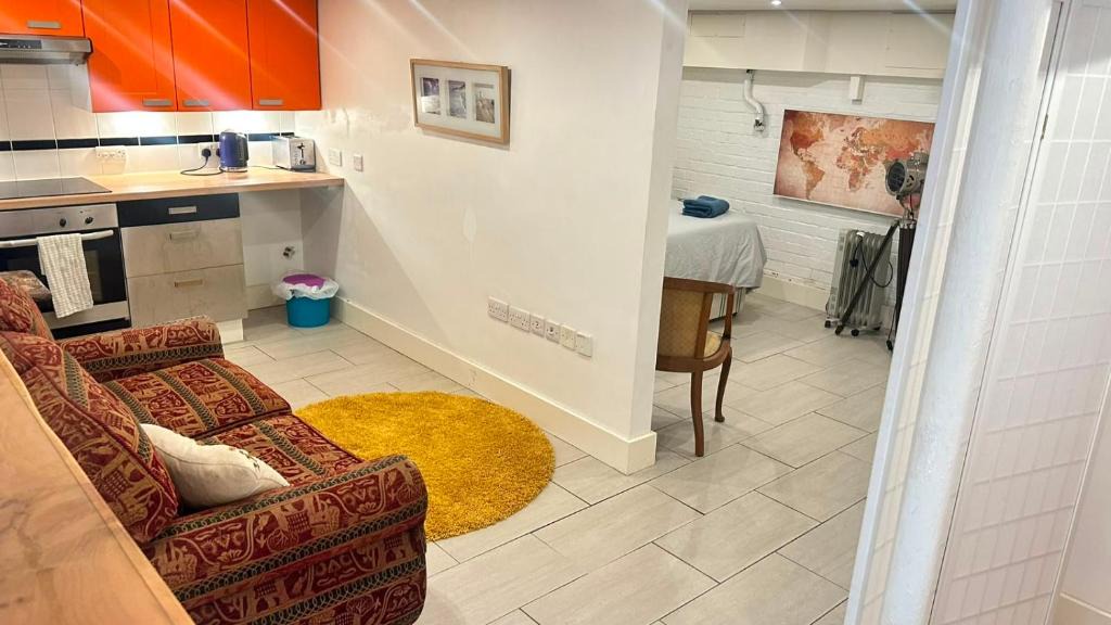 Dorking Apartment | Studio Retreat and Private Garden with Own Entrance