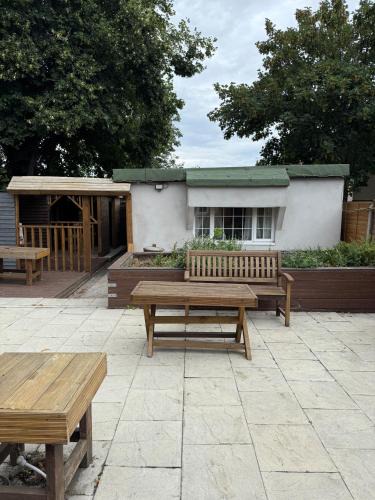 Brunel Apartment | Studio - Sleeps 2 - Garden - Parking - Wifi