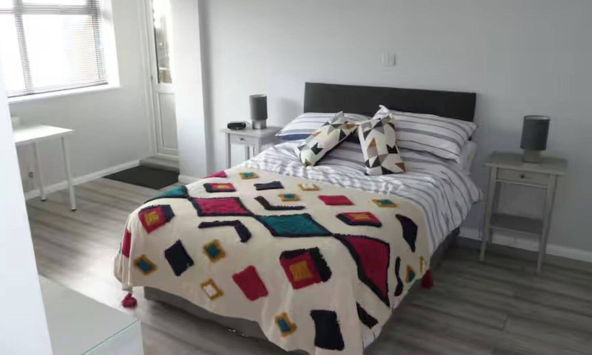 Felpham Apartment | Studio Sleeps 2 - Pets Welcome - Enclosed Garden