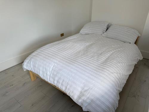 Selhurst Apartment | Studio Sleeps 2 with Air Conditioning