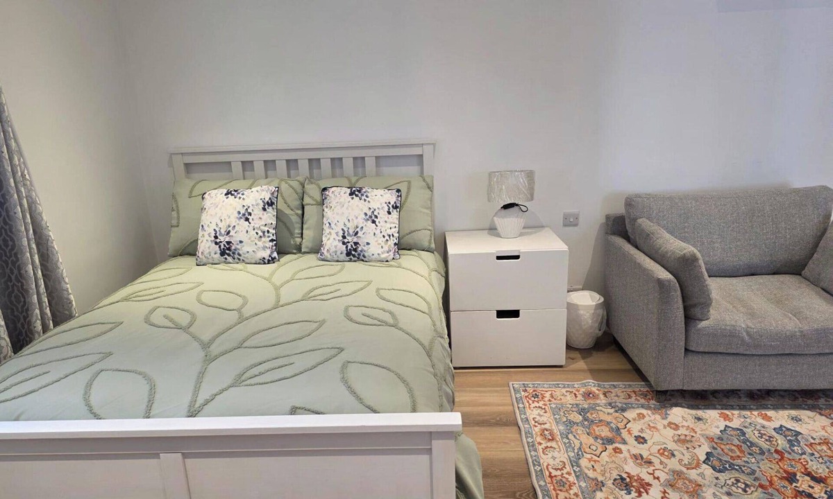 Woking Apartment | Studio Sleeps 2 with Free Parking and Garden