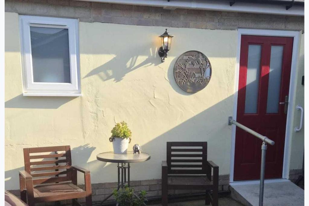 Woking Apartment | Studio Sleeps 2 with Free Parking and Garden