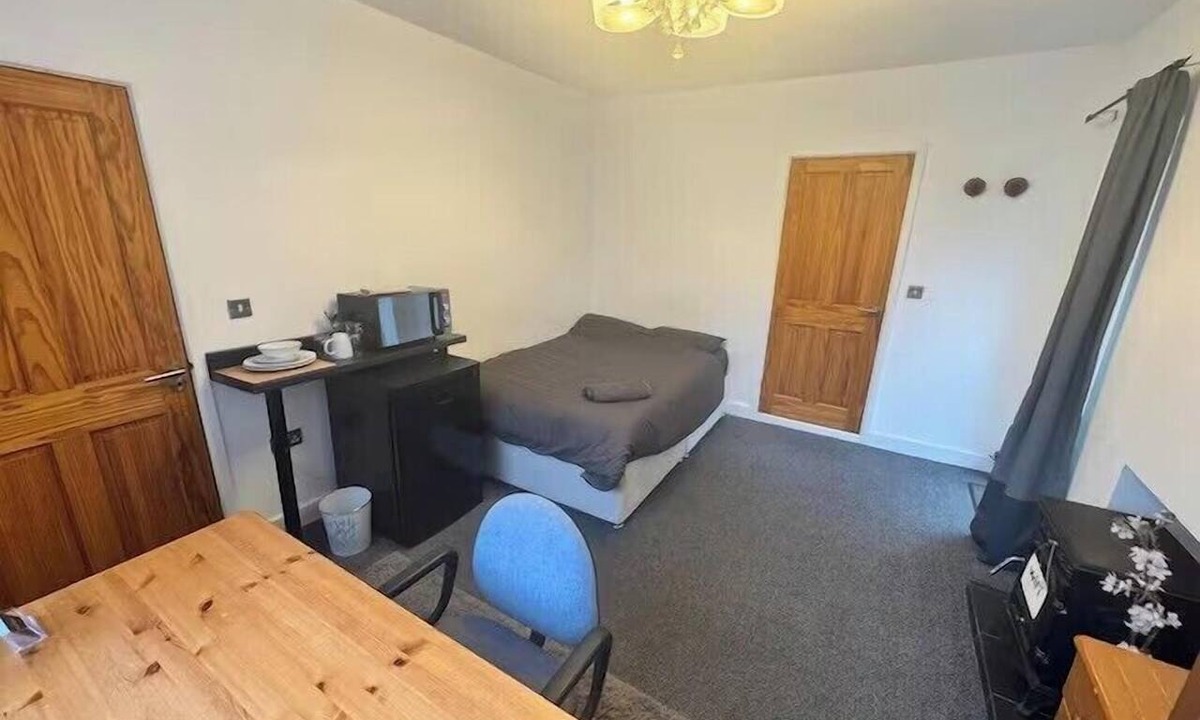 Derby Apartment | Studio sleeps 2 with Parking