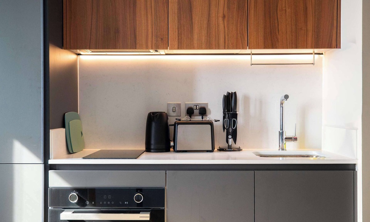 East Acton Apartment | Studio Suite | Meeting Rooms & Cowork | StayCozy