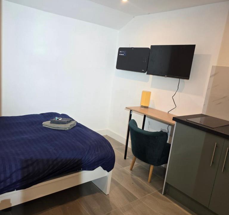 Aldermaston Wharf Apartment | Studio with ensuite bedroom and kitchen