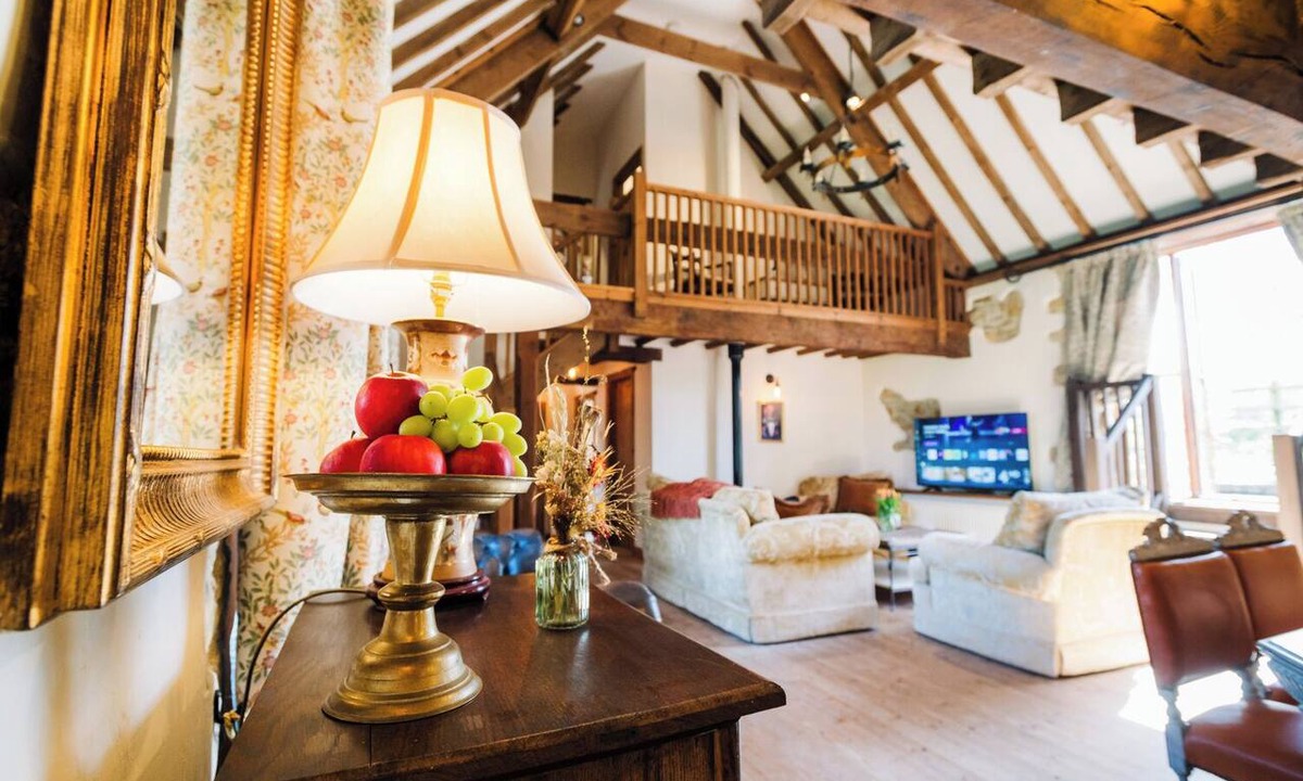 Ilton House | Stunning 3-bedroom listed barn in charming Barrington perfect for relaxing stays
