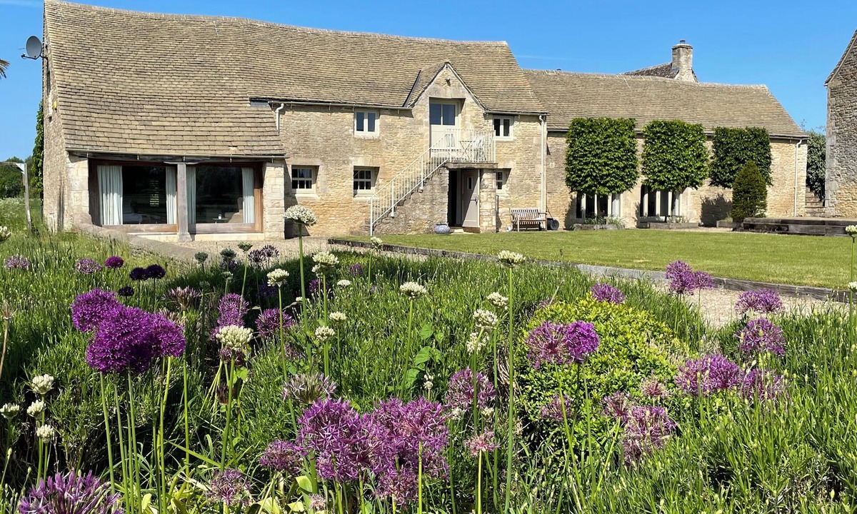 Ewen House | Stunning 6-Bed Riverside Ewen Mill, Sleeps 12.