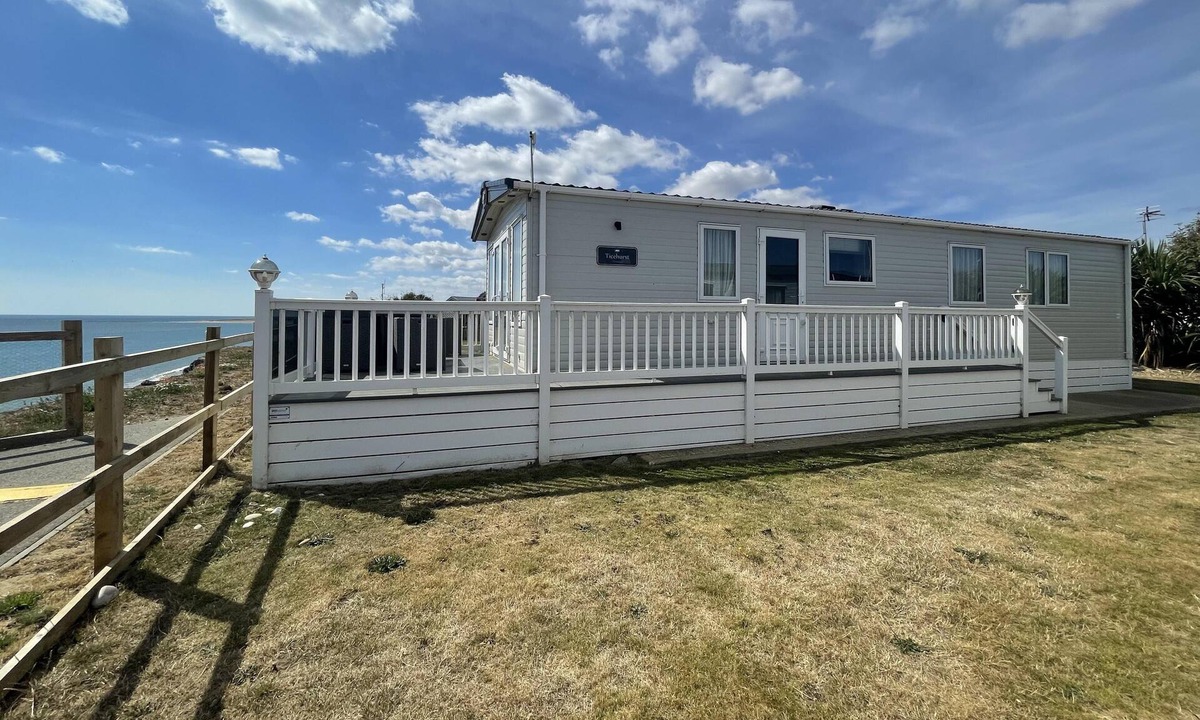 Pakefield House | Stunning 6 berth caravan with full sea views for hire in Suffolk ref 68026CV