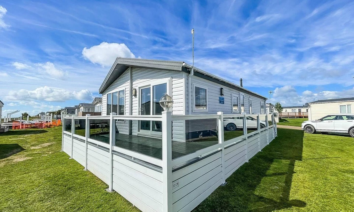 Pakefield Cabin | Stunning 6 berth lodge with full sea views in Suffolk ref 68007CR