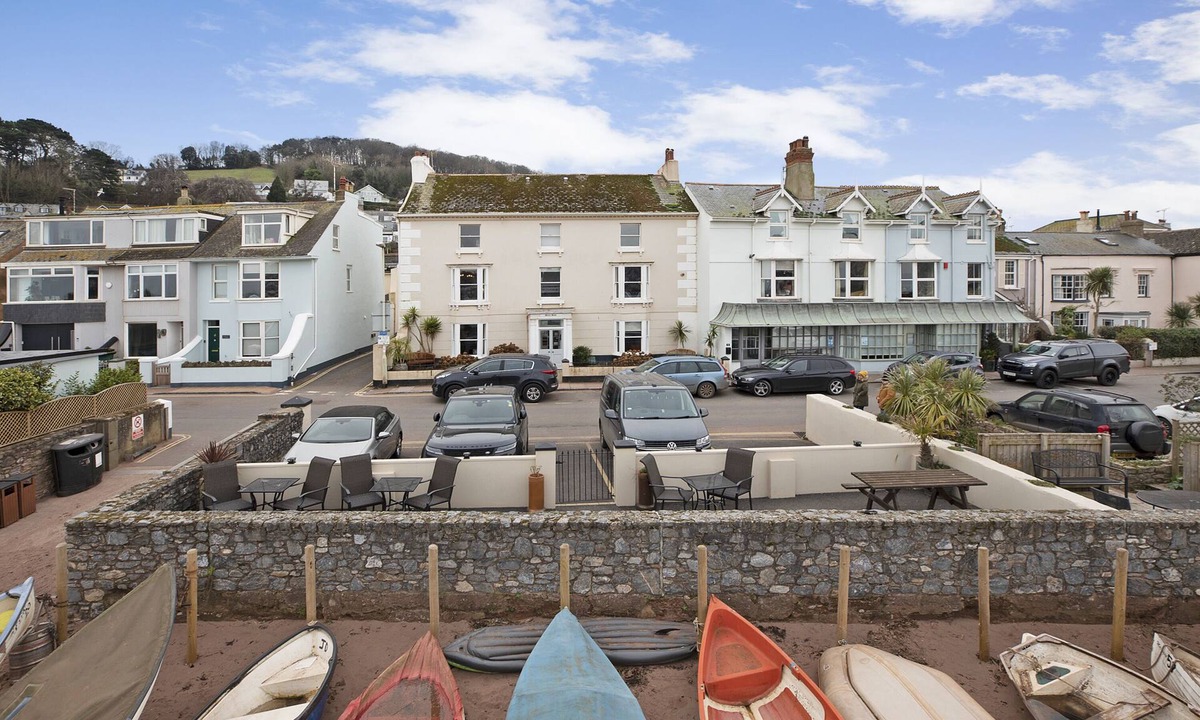 Shaldon Apartment | Stunning Beach front 2x bebroom Apartment, Shaldon, with sea front parking space