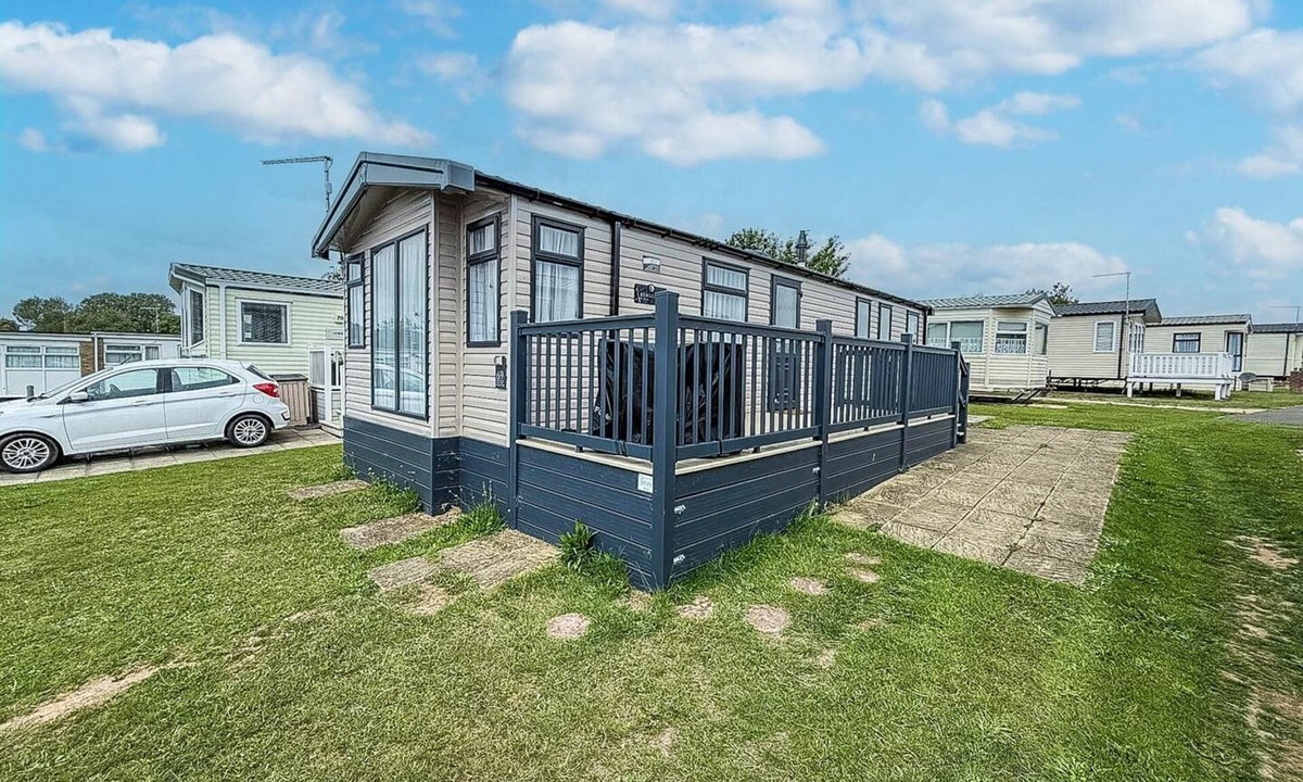 Great Yarmouth House | Stunning caravan with side decking just a short walk to Hembsy beach ref 00069BA