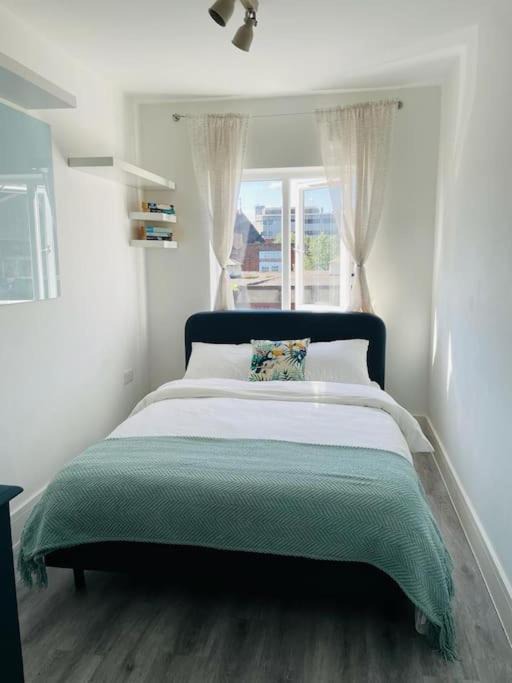 Woking Apartment | Stunning huge openplan 2Bed flat